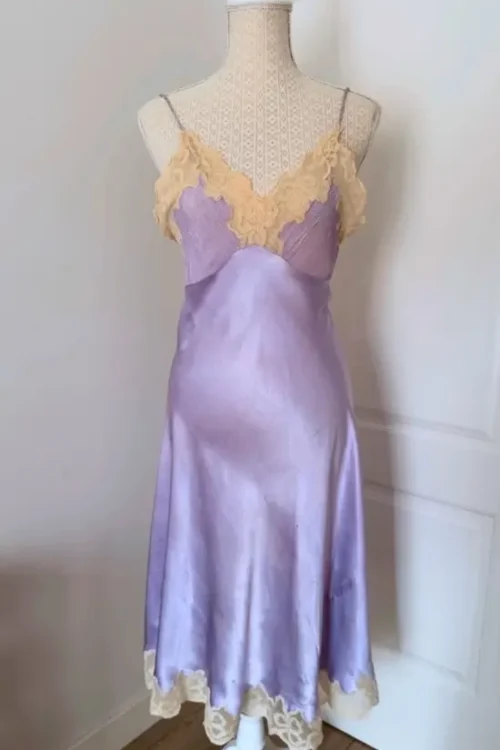 Vestido morado con encaje beige - Prendas Vintage Mathilde