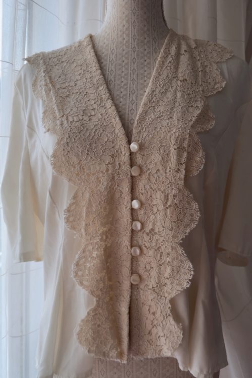Blusa beige vintage con encaje y botones en nácar