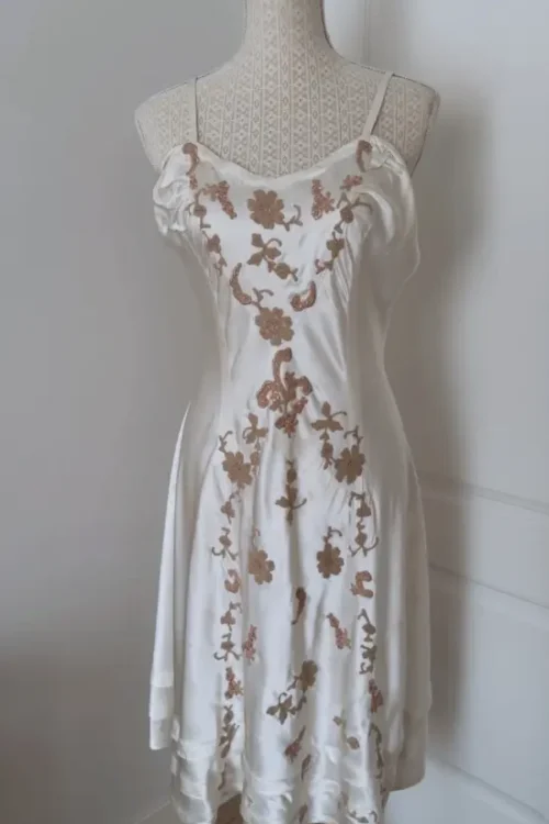 Vestido lencero beige con todo el cuerpo bordado en marron y rosado flores