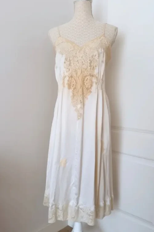 Vestido lencero en seda y encaje a juego del beige mas corto, encaje alencon
