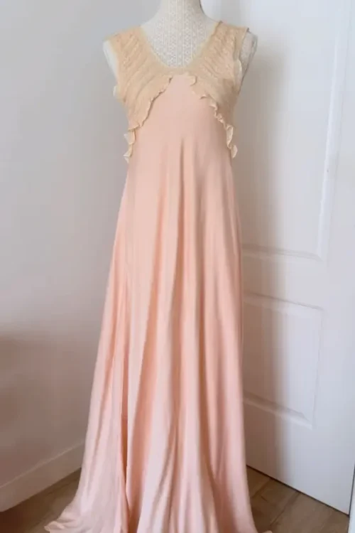 Vestido rosa seda, encaje pecho valncienne beige. Años 20.
