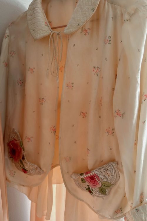 Mañanita seda años 20, bolsillos bordados