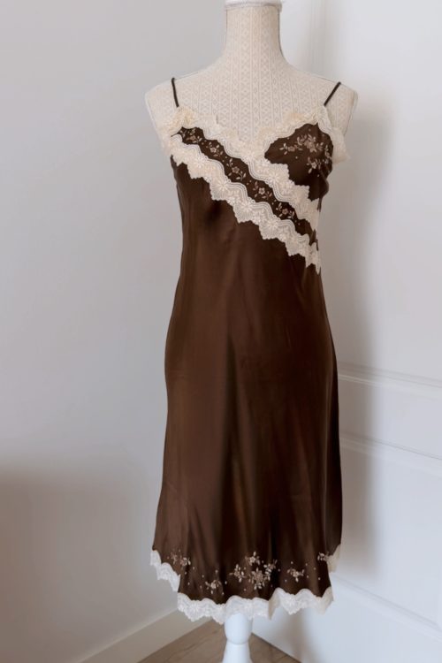 Vestido marrón chocolate con flores bordadas